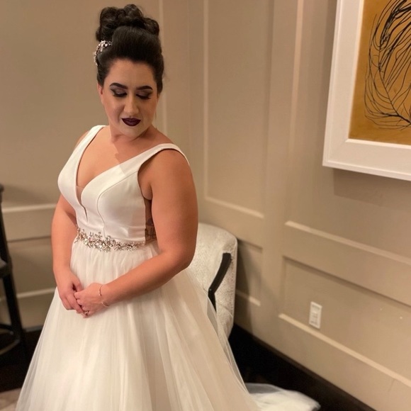 Meet your Posher, Naomi - Picture 3 of 5